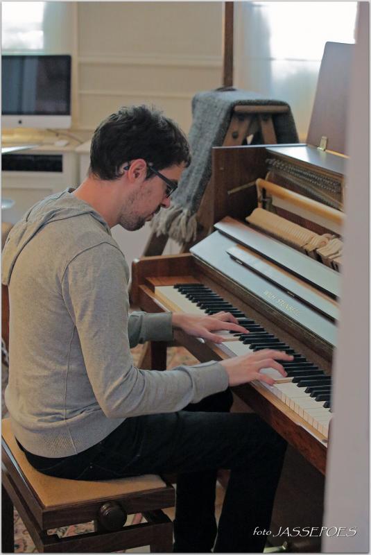 Simon Groppe speelt piano tijdens Jazzathome 2019