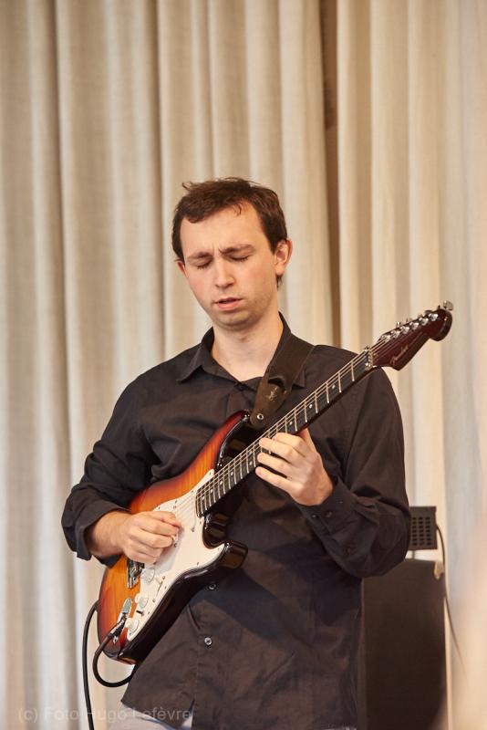Roeland Celis speelt gitaar tijdens Jazzathome 2019