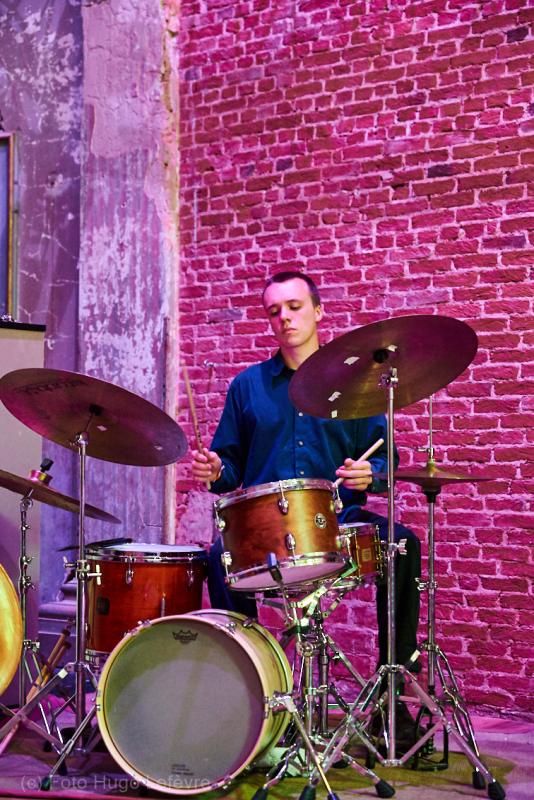 Simon Van Brandt speelt drums tijdens Jazzathome 2019