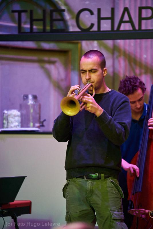 Seba Colson speelt trompet tijdens Jazzathome 2019