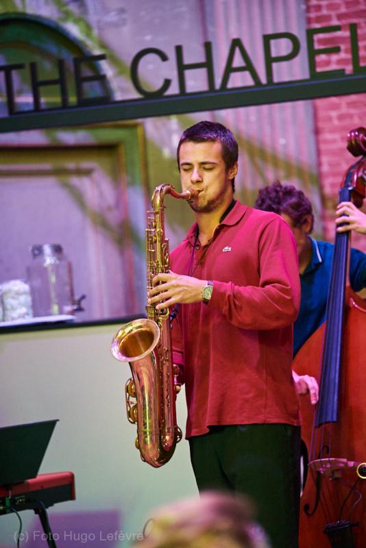 Ymre Denis speelt tenorsax tijdens Jazzathome 2019