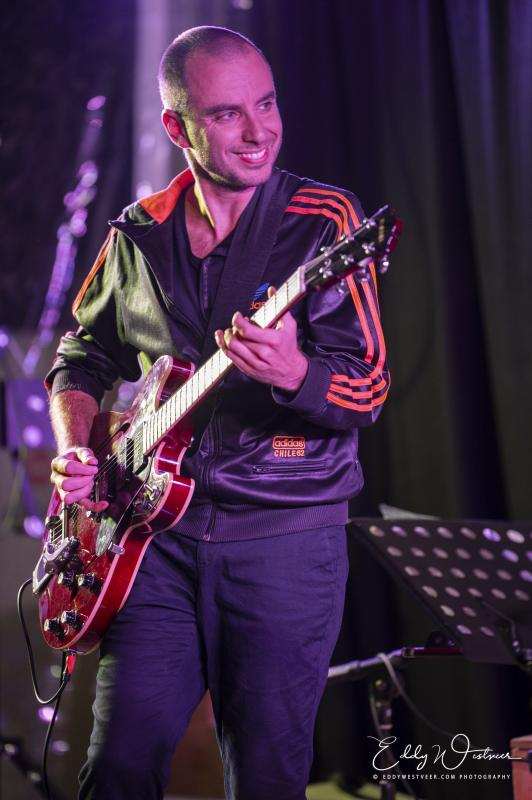 Julien Tassin speelt gitaar tijdens Jazzathome 2019 in Het Anker