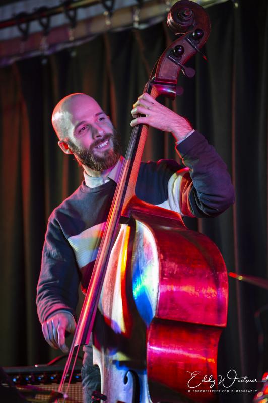 Lennart Heyndels speelt bas tijdens Jazzathome 2019 in Het Anker