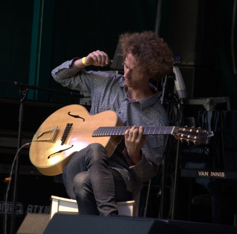 Hlib Baisha speelt gitaar tijdens de finale van het 7de Jazzcontest Mechelen