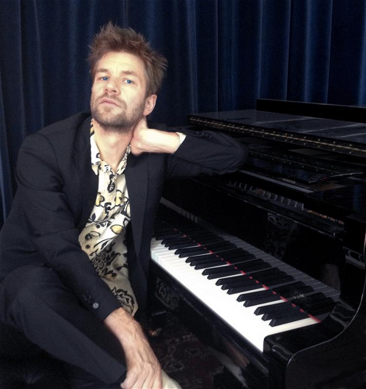 Mike Roelofs aan de piano copyright Noor Roelofs